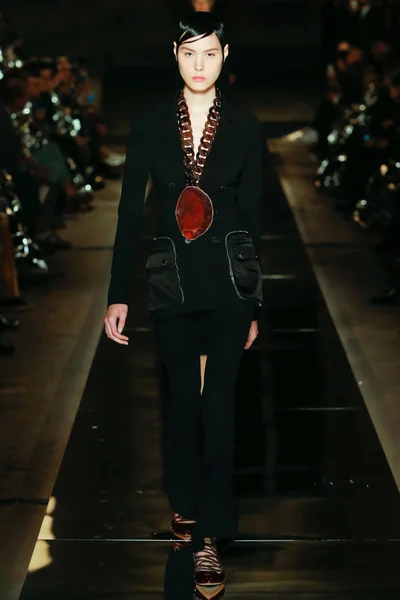 Look 10
